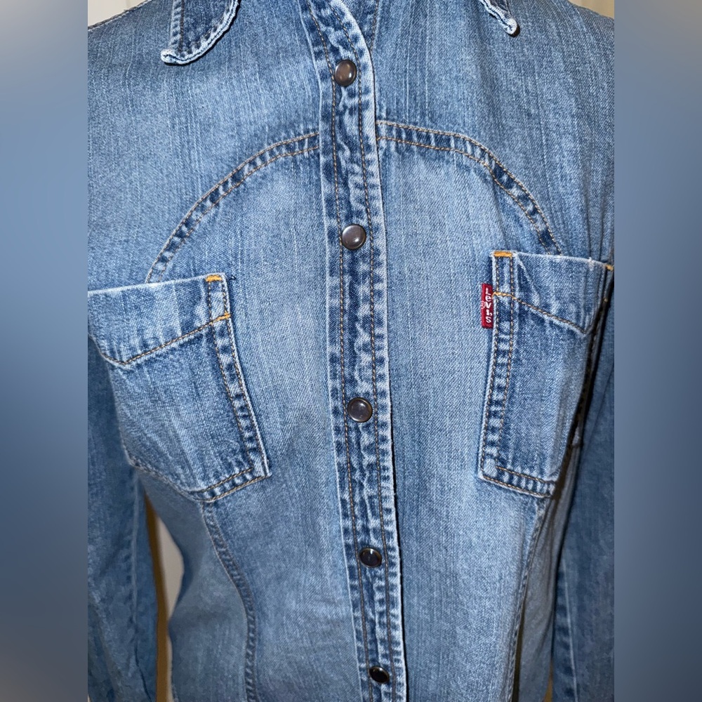 Levi’s iconic denim shirt - Picture 3 of 6
